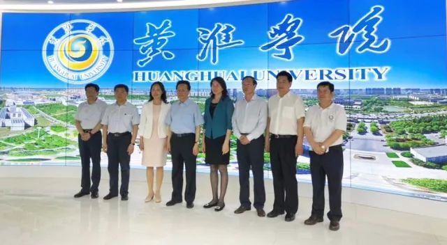 中華職業(yè)教育社理事長陳昌智、河南省副省長霍金花一行參觀展廳